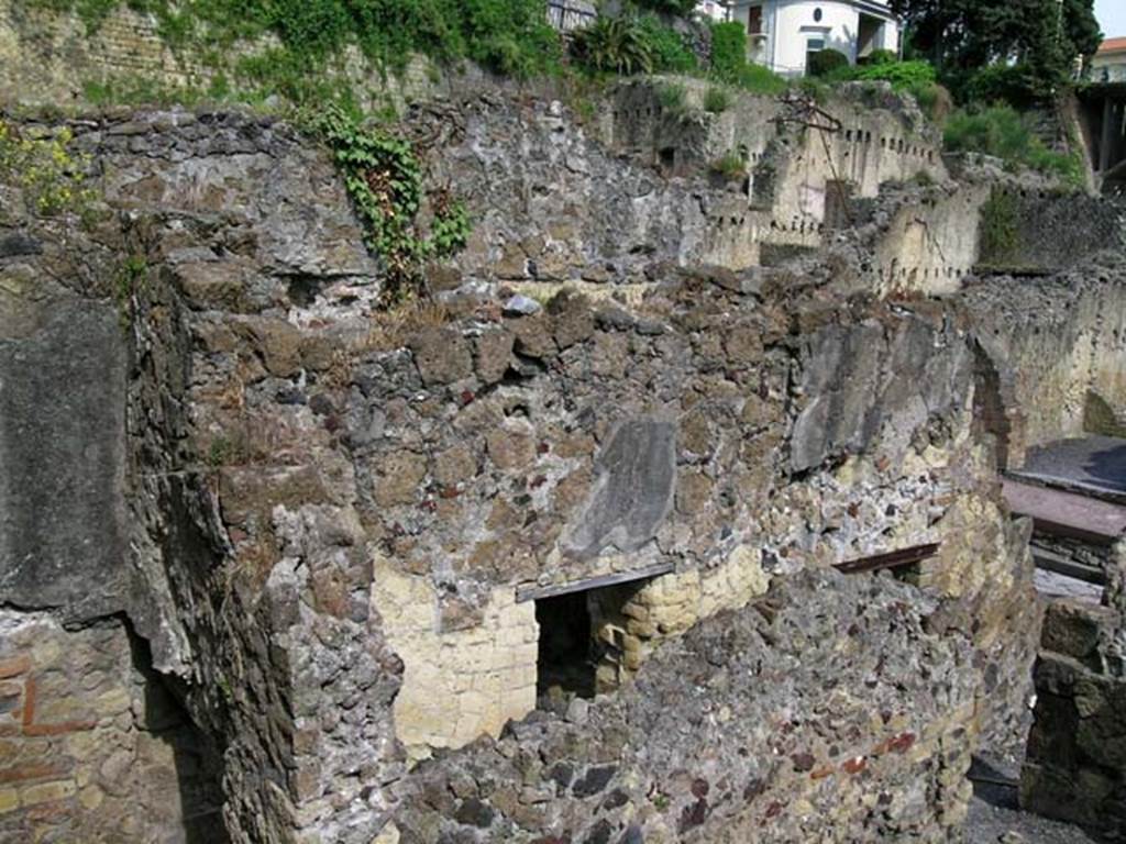 V.27 Herculaneum. May 2005. 
Looking towards corridor from shop, with two rooms on north side, and rear room of shop on south side, in lower right of photo.
Photo courtesy of Nicolas Monteix.